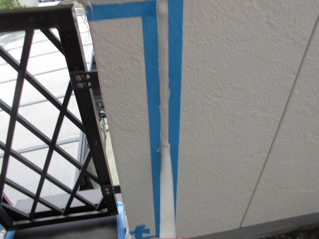 シーリングを補填する様子